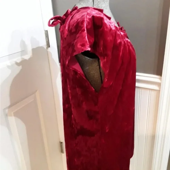 Last day 💔
chic boho velvet top - Picture 5 of 12